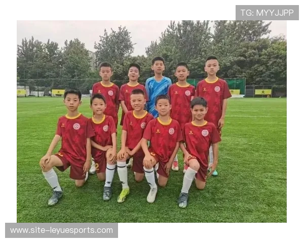 中国足球小将与球星同框合照 展现梦想与荣耀的传承与碰撞 中国足球小将与球星同框合照 展现梦想与荣耀的传承与碰撞