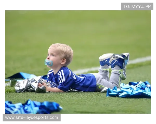 球星在绿茵场上遛娃瞬间温馨爆棚 父爱如山亲子互动引热议